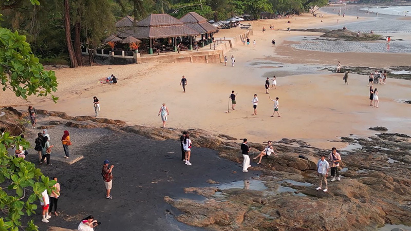 หาดทรายสีดำ หาดนางทอง พังงา