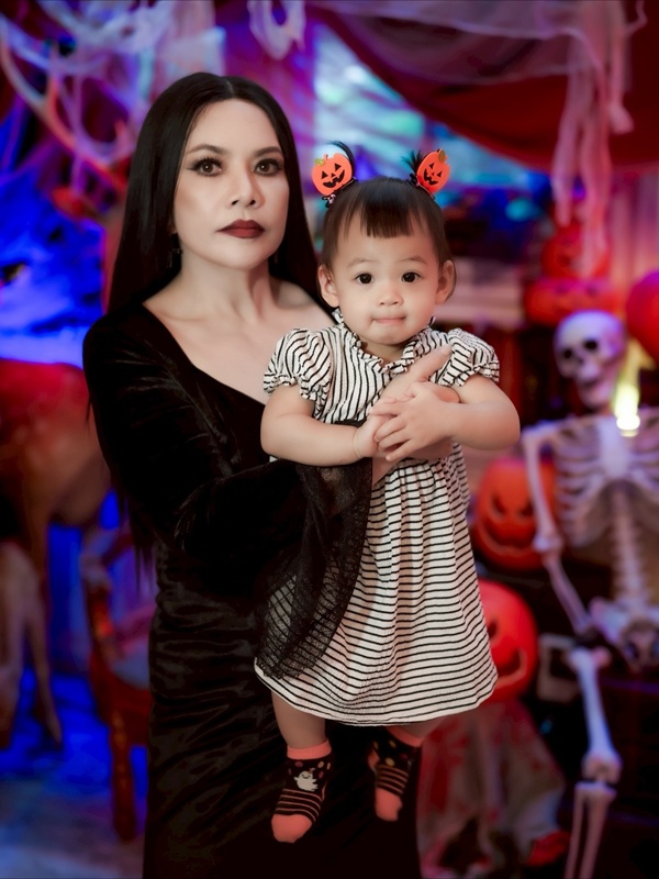 หนูแหม่ม สุริวิภา ควง บ๊อบบี้ และลูก ๆ แต่งผีฮาโลวีน Addams Family
