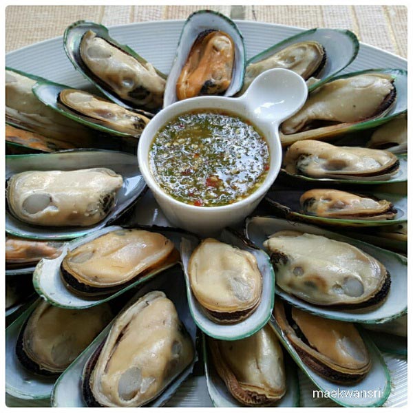 หอยแมลงภู่อบใบโหระพา