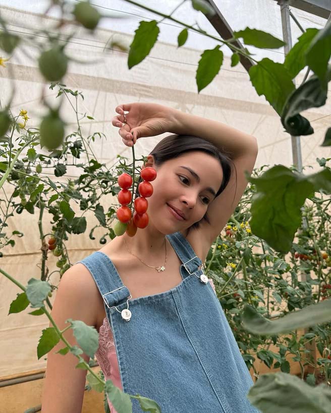 ญาญ่า อุรัสยา กับวันว่าง ๆ สลัดลุคซุปตาร์เป็นชาวสวน เก็บผักที่เขาใหญ่