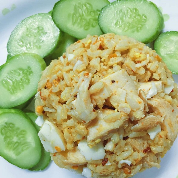 ข้าวคลุกไข่ต้มและอกไก่