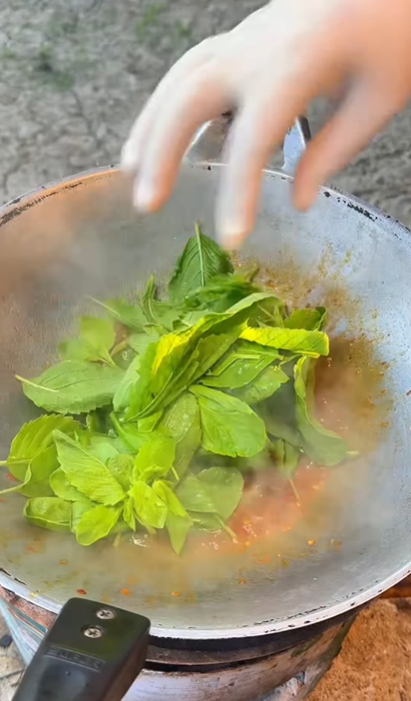 กะเพราไข่ต้ม