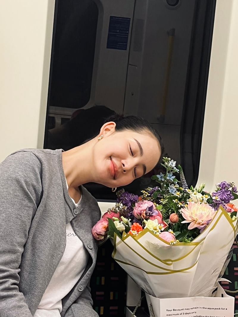 อาเล็ก ฝากส่งดอกไม้ให้ โบว์ เมลดา ถึงลอนดอน