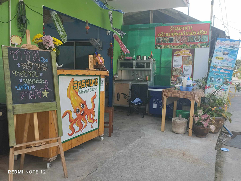 หน้าร้านครัวแม่อ้อมกับน้องอิม