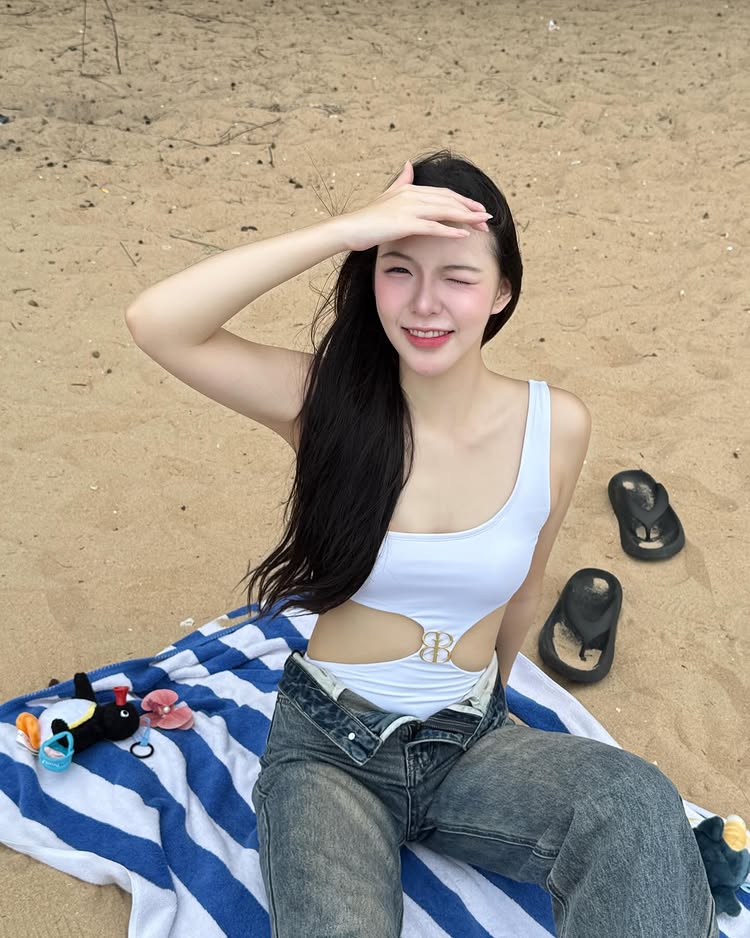 เกรซ วิรัลพัชร หรือ เกรซ BNK48 แจกรอยยิ้มสดใสปนความเซ็กซี่