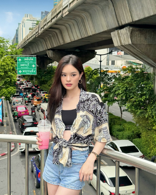 แมตช์เสื้อฮาวายกับกางเกงยีนส์ขาสั้น