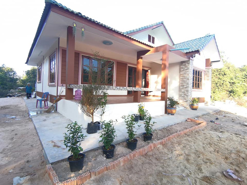 แบบบ้านชั้นเดียว 3 ห้องนอน 2 ห้องน้ำ ยกพื้นสูง มีระเบียงหน้าบ้าน 