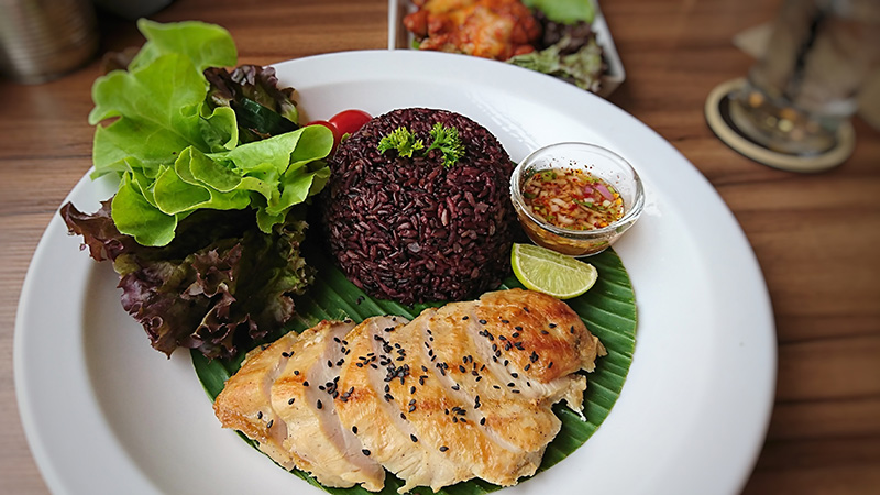 ข้าวไรซ์เบอร์รี่อกไก่ย่าง เมนู Wellness เมนูเพื่อสุขภาพ เมนูอาหาร