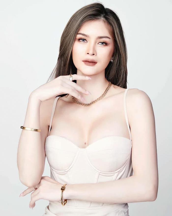 เอ๋ มิรา