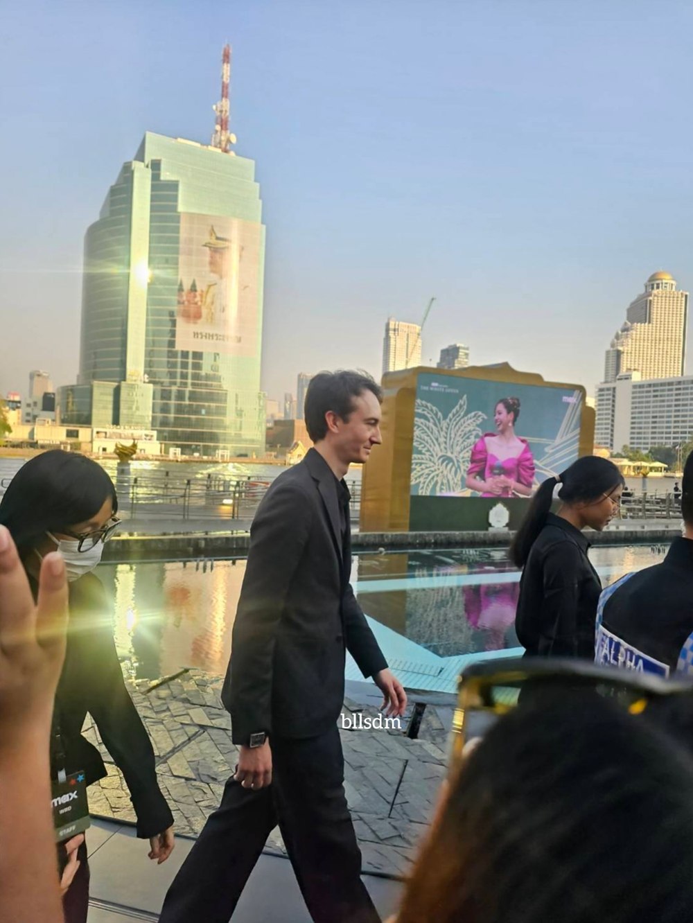 เฟรเดริก อาร์โนลต์ บินมาร่วมให้กำลังใจ ลิซ่า ในงานพรีเมียร์ The White Lotus