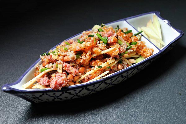 ยำแหนมข้าวทอด