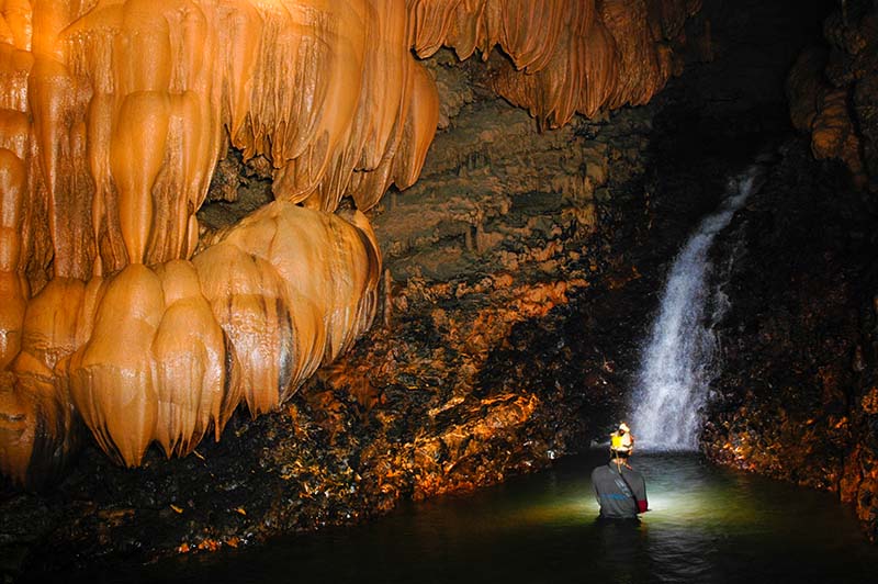 ภายในถ้ำเสาหิน ลำคลองงู กาญจนบุรี