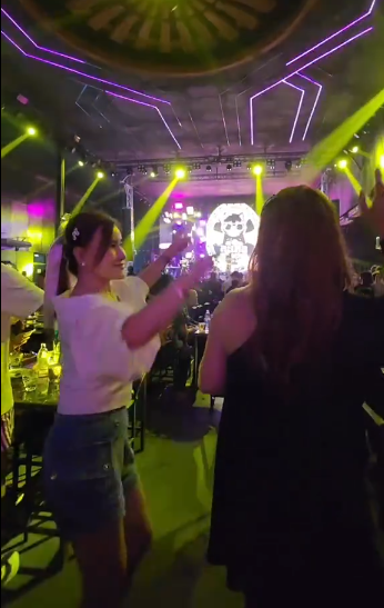  จ๊ะ นงผณี กรี๊ดลั่น แม่บิ๊ก อชิรพล หอบพวงมาลัยเซอร์ไพรส์ถึงหน้าเวที 