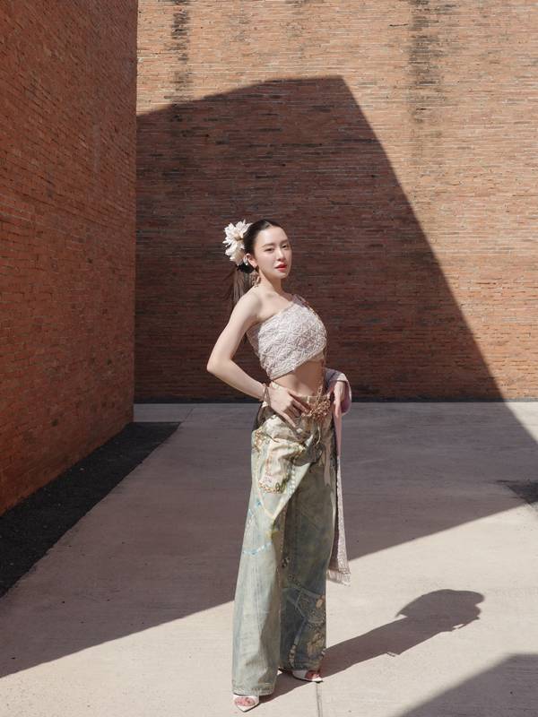 มายด์ ณภศศิ ถ่ายรูปนั่งงาช้าง