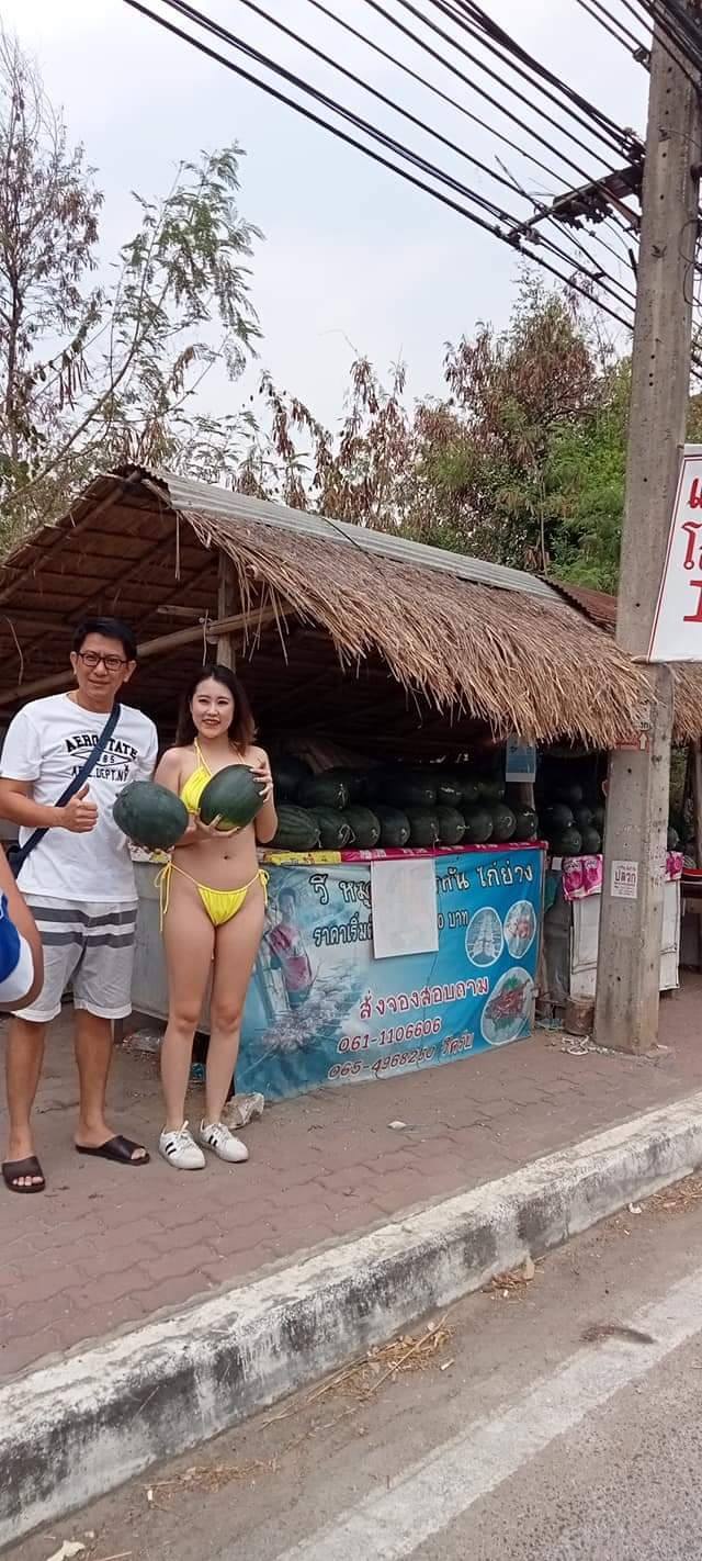 แม่ค้าใส่ชุดว่ายน้ำ