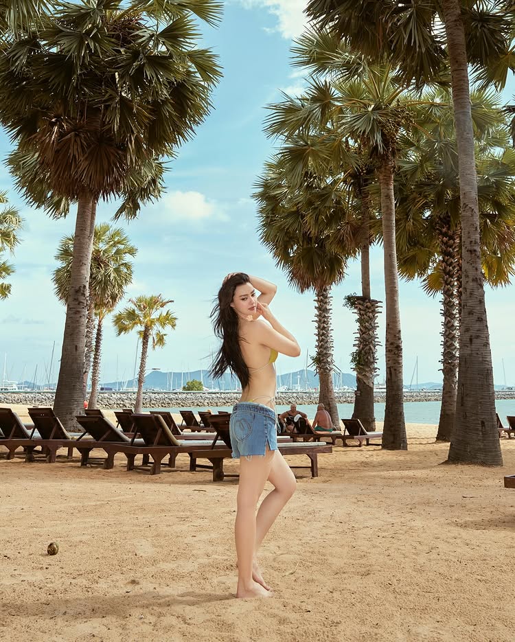 อแมนด้า ออบดัม อวดอึ๋มริมหาด ในชุดบิกินี่ตัวจิ๋ว