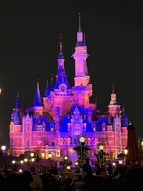 ปราสาทและแสงไฟยามค่ำคืนของ เซี่ยงไฮ้ดิสนีย์แลนด์