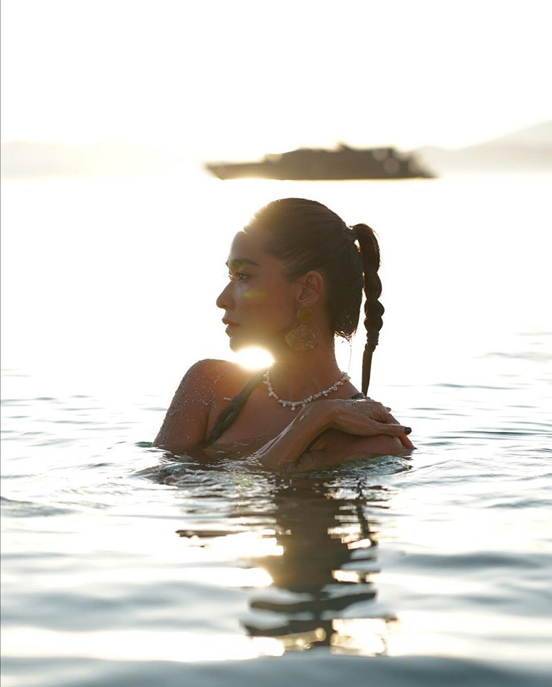 พลอย เฌอมาลย์ ชุดว่ายน้ำ