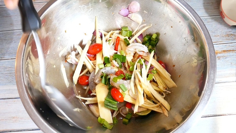 ยำมะม่วงกุ้งสด