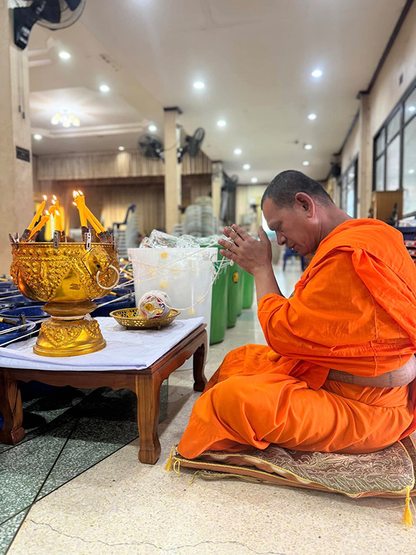 น้ำพระพุทธมนต์ที่พระอาจารย์อ๊อดทำ วัดหูช้าง นนทบุรี
