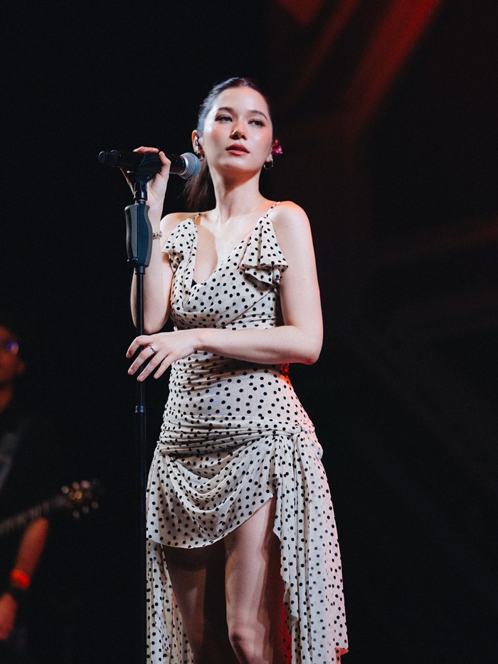 วี วิโอเลต ชุดใหม่ลายจุดขึ้นเวที