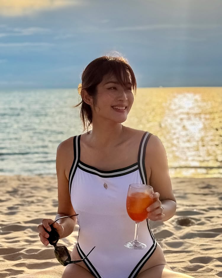 กวาง ฟ้ารุ่ง ดาราสาวคนดัง ใส่วันพีซโชว์หุ่นสวยเรียวยาว