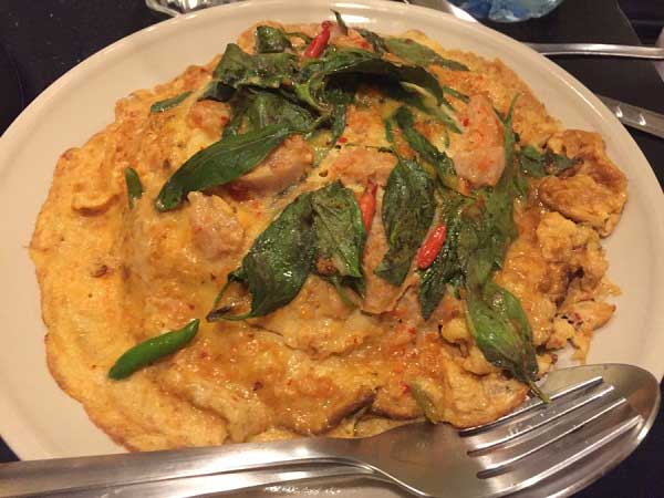 ข้าวไข่ข้นพริกแกงโหระพา