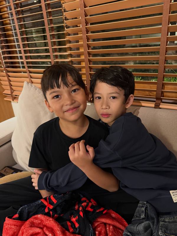 น้องโพธิ์ กอด น้องมิก้า 