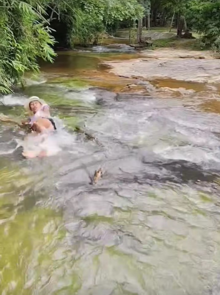 นอนแช่น้ำตก