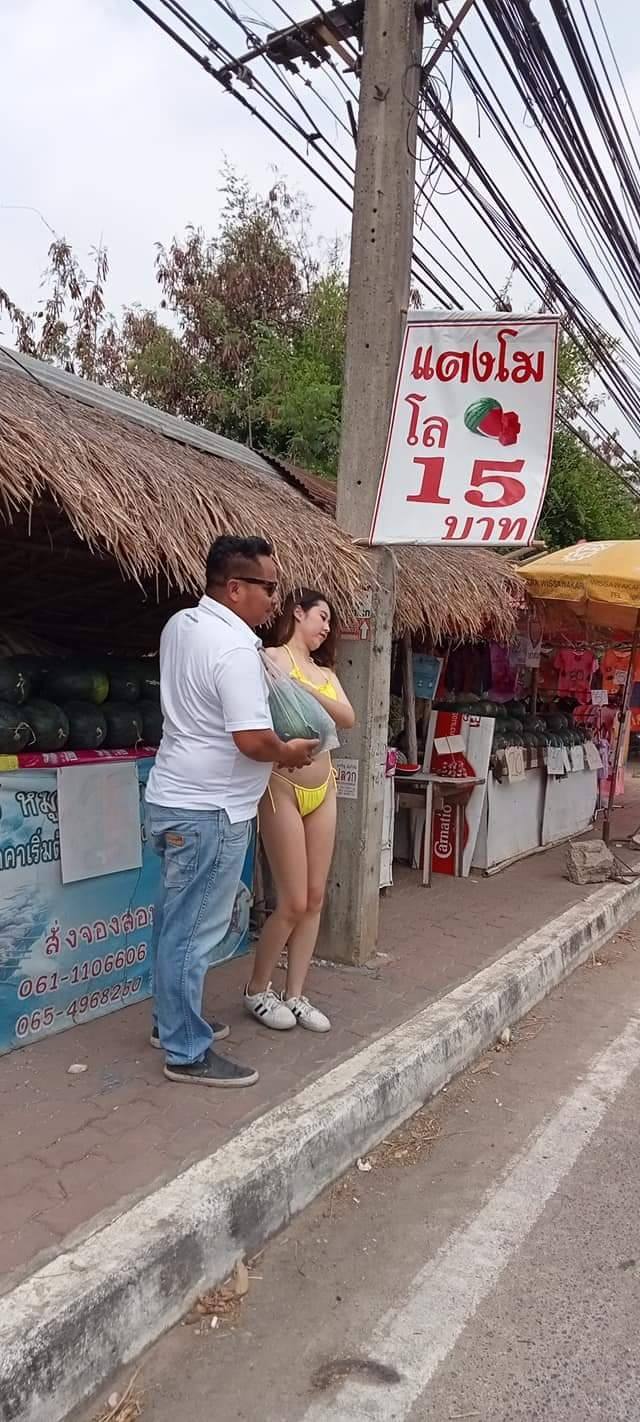 แม่ค้าใส่ชุดว่ายน้ำ