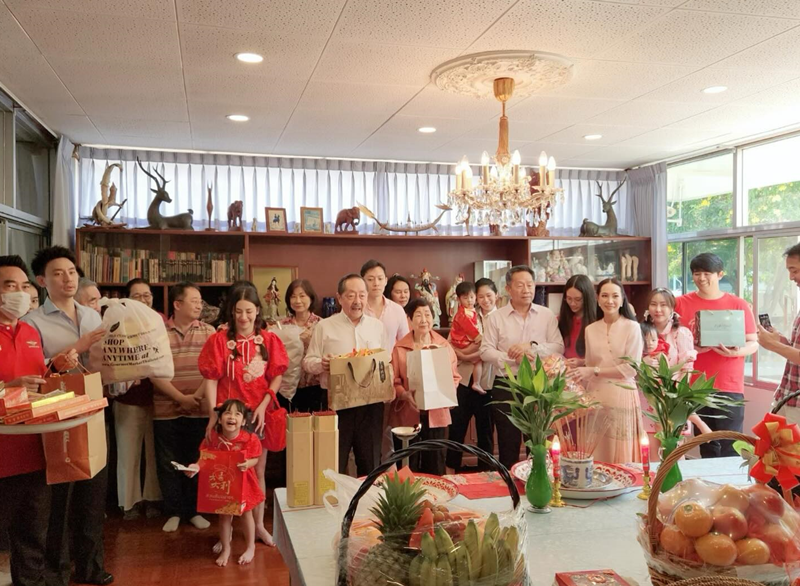 ครอบครัว เจียรวนนท์ รวมตัววันไหว้บรรพบุรุษ