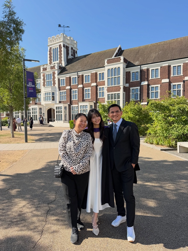 น้องเพิร์ล ลูกสาวคนเล็ก ซิโก้ เสนาเมือง รับปริญญา
