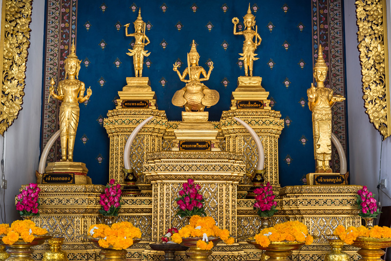 องค์เทพารักษ์ทั้งห้า ได้แก่ พระเสื้อเมือง, พระทรงเมือง, พระกาฬไชยศรี, เจ้าพ่อเจตคุปต์ และเจ้าพ่อหอกลอง