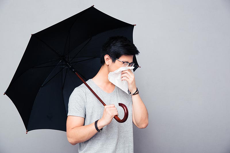 ฝนตกหรืออากาศเย็นทำให้เป็นหวัด