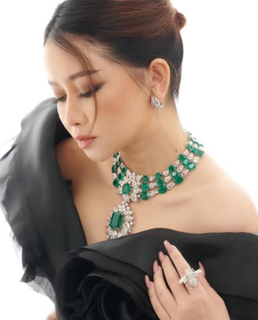 Lotus Arts de Vivre ศิลปะชั้นสูงบนเครื่องประดับ ความหรูหรา ที่ เมย์ วาสนา ครอบครอง