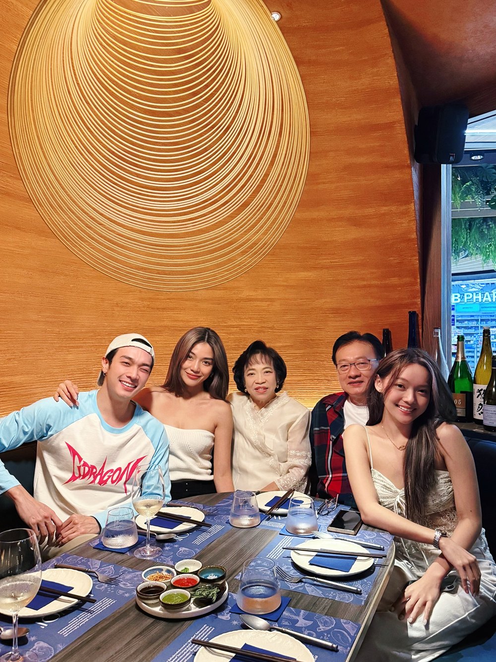 โอบ โอบนิธิ ควง ปราง กัญญ์ณรัณ ฉลองวันเกิดคุณแม่กับครอบครัว 