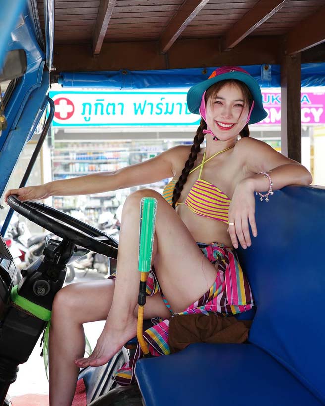 จันจิ จันจิรา โชว์แฟชั่นมิกซ์ แอนด์ แมตช์ ท่อนบนบิกินี่ ท่อนล่างผ้าขาวม้า