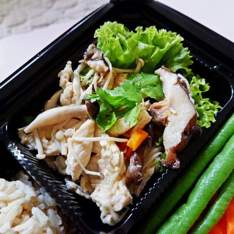 อกไก่ผัดเห็ดสามอย่าง