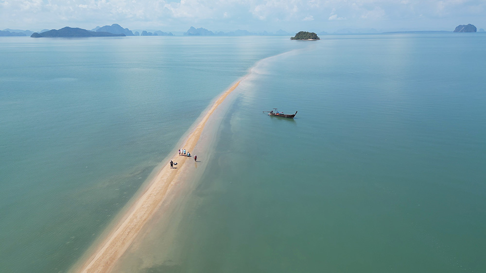 เดินเล่นทะเลแหวกสันหลังมังกร เกาะพลอง