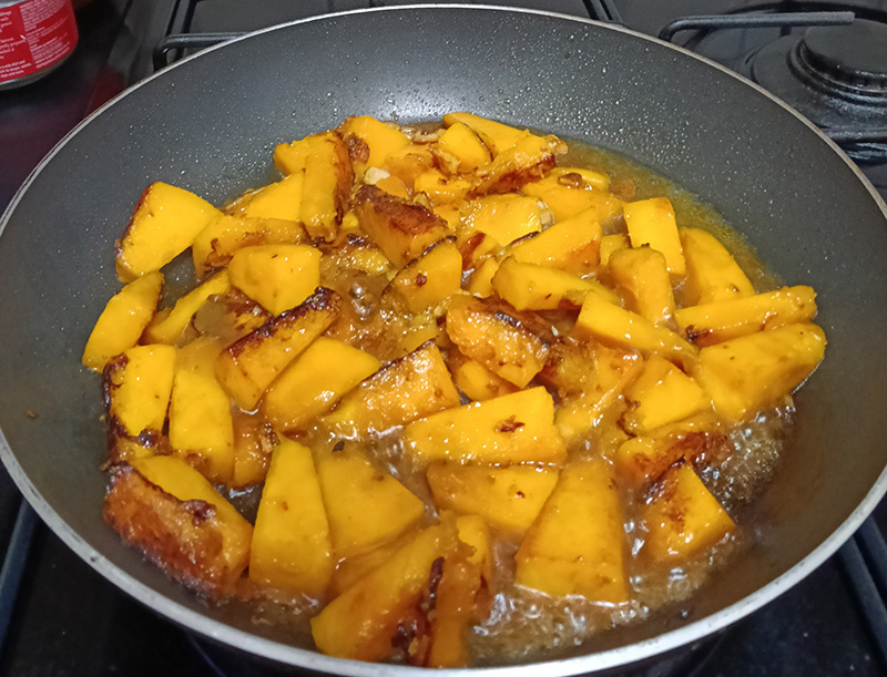 ฟักทองผัดไข่นางพญาร้อยชู้ ฟักทองผัดไข่ใบโหระพา สูตรฟักทองผัดไข่ เมนูอาหาร