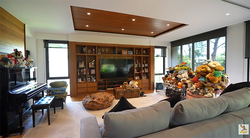 บ้านชาคริต