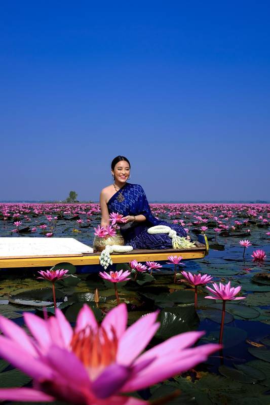 แพรี่พาย เผยเซตภาพในตำนาน ทุ่งทะเลบัวแดง