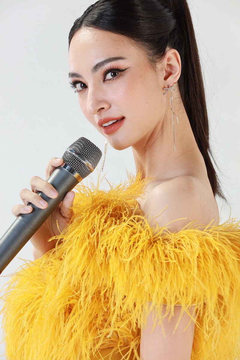 สาวน้อยร้อยไมค์