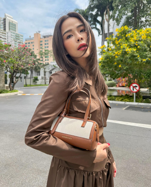 พลอย ชวพร คือใคร รู้จักพร้อมส่องแฟชั่นชิค ๆ สไตล์แฟชั่นนิสต้าตัวแม่