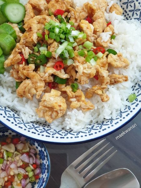 ผัดไข่ขยี้กับพริกสด
