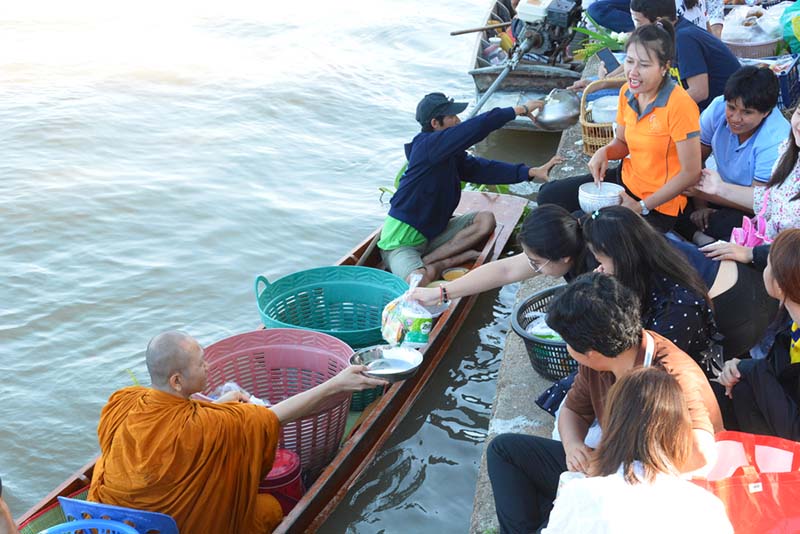 ตักบาตรพระร้อยทางเรือ ปทุมธานี