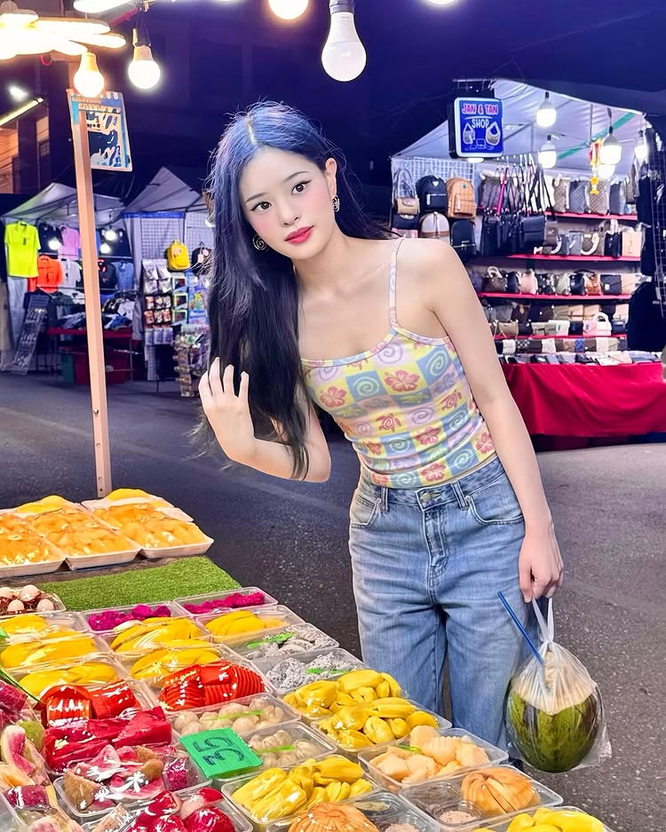 แอลลี่ อชิรญา กับแฟชั่นชุดเดินตลาดกลางคืนที่หัวหิน