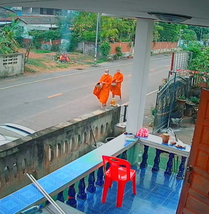 ใส่บาตร