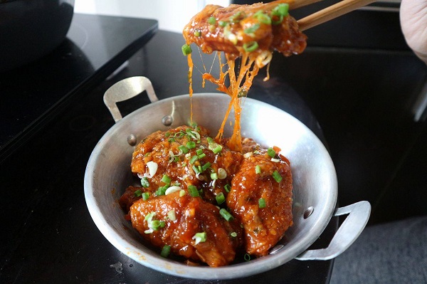 ไก่ทอดคลุกซอส