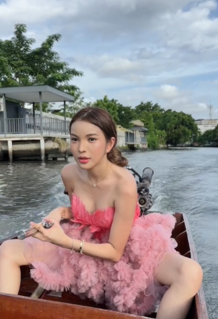 นั่งล่องเรือ